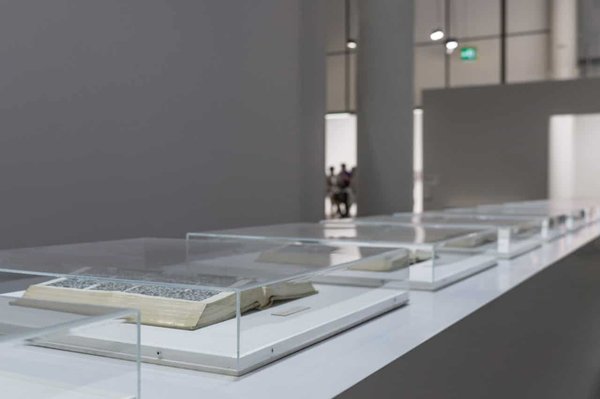 Comment organiser une exposition sur l'art de la reliure de livres anciens ?